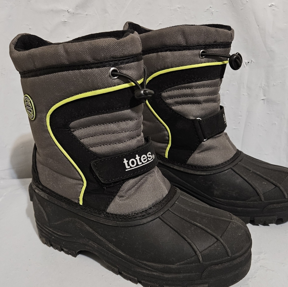 Totes Black and Gray Winter Boots with Neon Trim 4m
